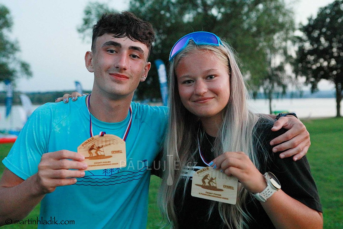 Finále Českého poháru v paddleboardingu Cheb 2023 - PÁDLUJTE.CZ sportovní klub - Finalisté Českého poháru v paddleboardingu 2023 v kategoriích - chlapci do 15 let - Kuba Petržílek a dívky do 15 let - Karolína Uhrová.