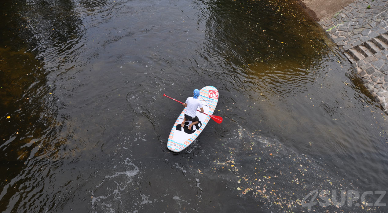 Sjíždění řeky Chrudimky - rozjezd paddleboardu v kleče