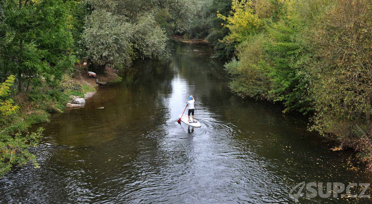 Sjíždění řeky Chrudimky na paddleboardu
